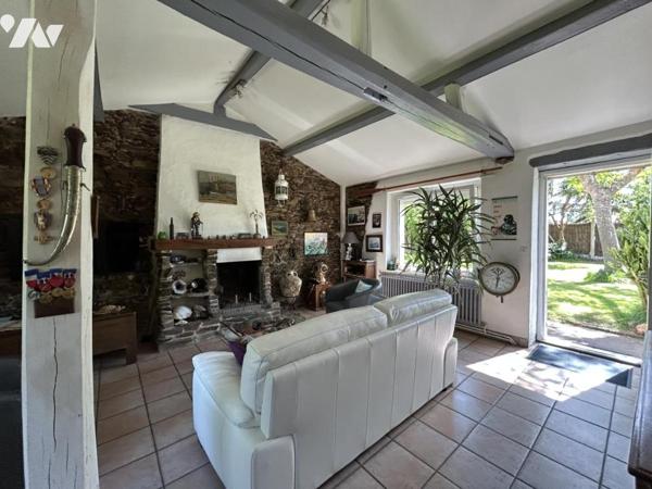 Port-Saint-Père –(vente en nue-propriété)  Maison en pierre avec dépendances 