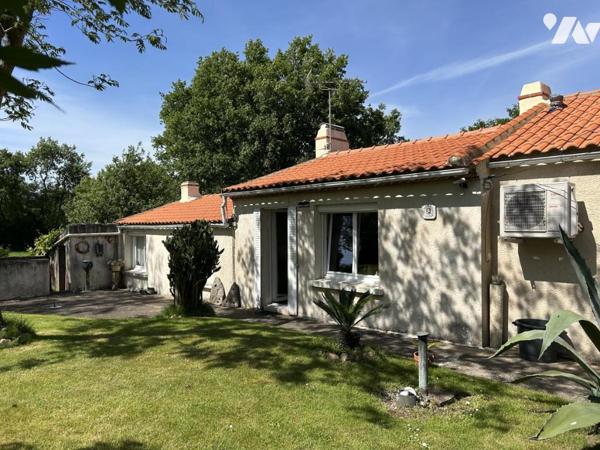 Port-Saint-Père –(vente en nue-propriété)  Maison en pierre avec dépendances 