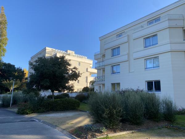 Beau 2 pièces chambre séparée Royal Park.