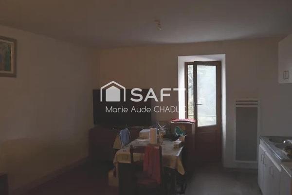 Immeuble 105 m2 sur trois niveaux, cour