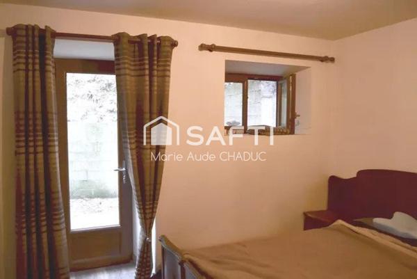 Immeuble 105 m2 sur trois niveaux, cour