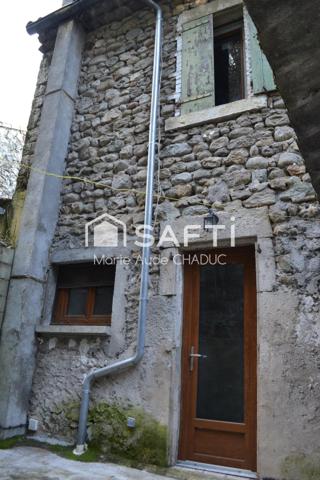 Immeuble 105 m2 sur trois niveaux, cour