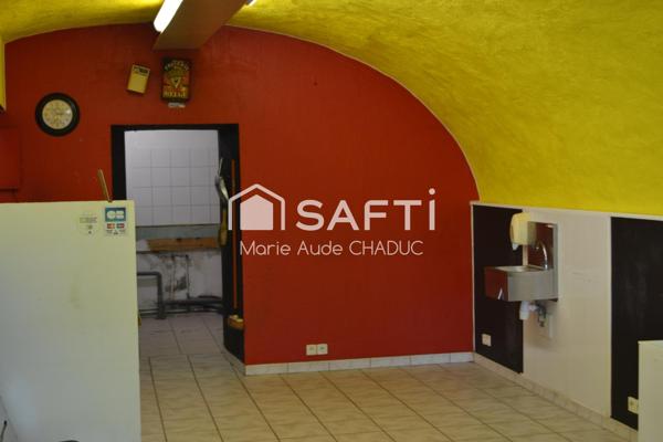 Immeuble 105 m2 sur trois niveaux, cour
