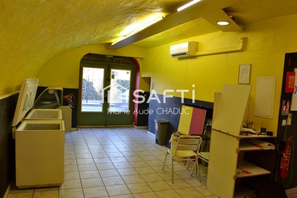 Immeuble 105 m2 sur trois niveaux, cour