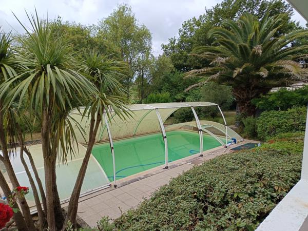 Ancien établissement hôtelier reconverti en logements avec piscine .