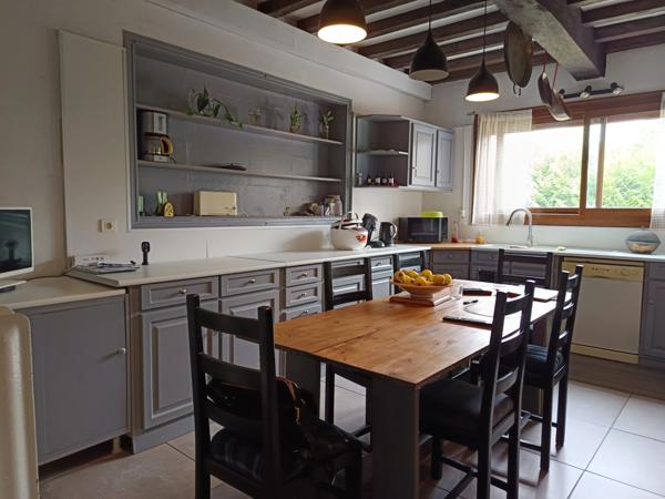 Ancien établissement hôtelier reconverti en logements avec piscine .