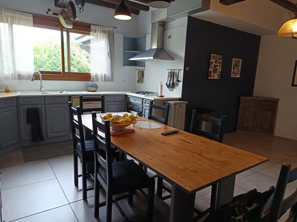 Ancien établissement hôtelier reconverti en logements avec piscine .