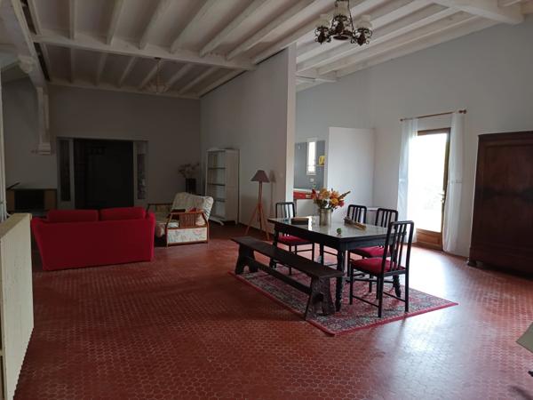 Ancien établissement hôtelier reconverti en logements avec piscine .