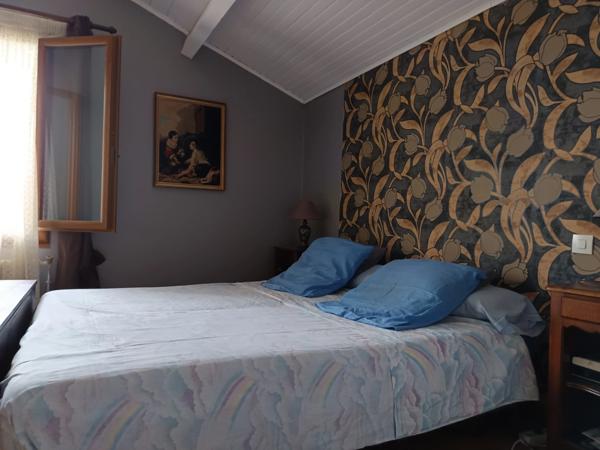 Ancien établissement hôtelier reconverti en logements avec piscine .