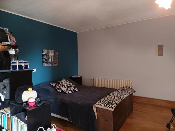 Ancien établissement hôtelier reconverti en logements avec piscine .