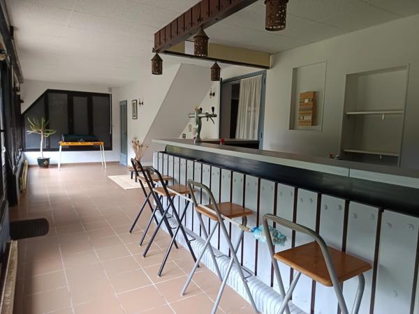 Ancien établissement hôtelier reconverti en logements avec piscine .