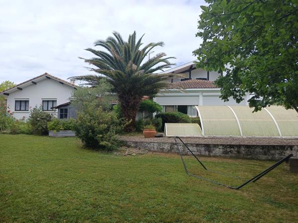 Ancien établissement hôtelier reconverti en logements avec piscine .