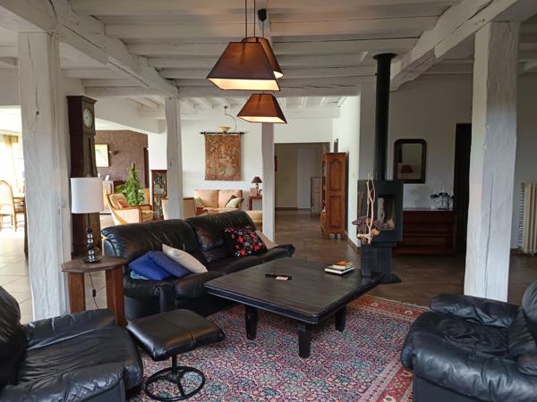 Ancien établissement hôtelier reconverti en logements avec piscine .