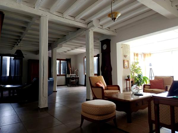 Ancien établissement hôtelier reconverti en logements avec piscine .