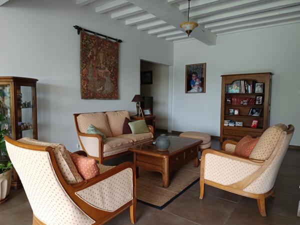 Ancien établissement hôtelier reconverti en logements avec piscine .