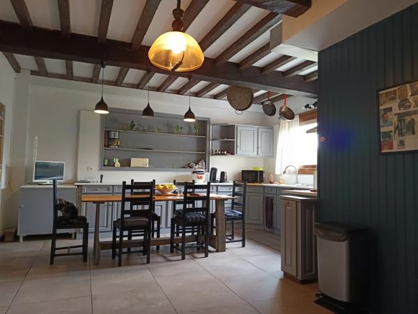 Ancien établissement hôtelier reconverti en logements avec piscine .