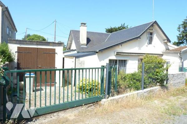 A vendre à Saint Pair sur Mer(50), à environ 500 m de la mer, une maison comprenant une cuisine...