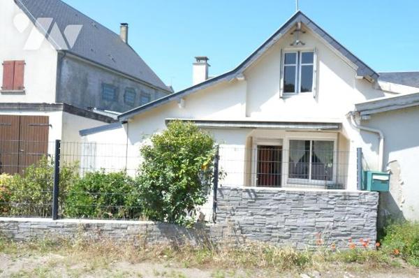 A vendre à Saint Pair sur Mer(50), à environ 500 m de la mer, une maison comprenant une cuisine...