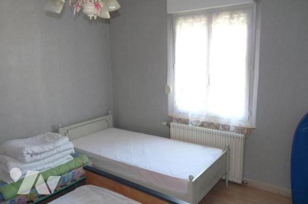 A vendre à Saint Pair sur Mer(50), à environ 500 m de la mer, une maison comprenant une cuisine...