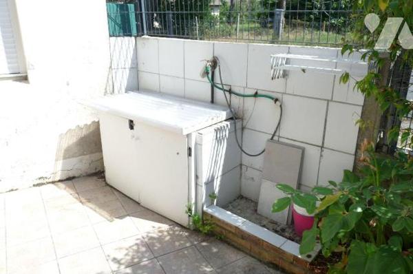 A vendre à Saint Pair sur Mer(50), à environ 500 m de la mer, une maison comprenant une cuisine...