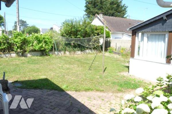 A vendre à Saint Pair sur Mer(50), à environ 500 m de la mer, une maison comprenant une cuisine...