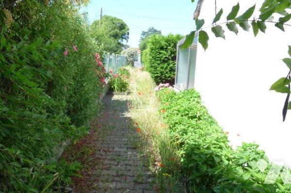 A vendre à Saint Pair sur Mer(50), à environ 500 m de la mer, une maison comprenant une cuisine...
