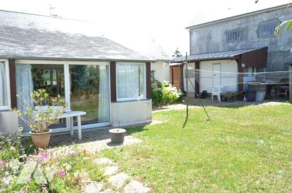 A vendre à Saint Pair sur Mer(50), à environ 500 m de la mer, une maison comprenant une cuisine...