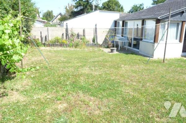 A vendre à Saint Pair sur Mer(50), à environ 500 m de la mer, une maison comprenant une cuisine...