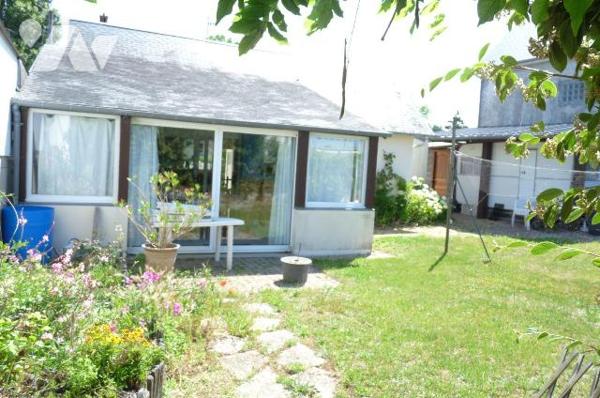 A vendre à Saint Pair sur Mer(50), à environ 500 m de la mer, une maison comprenant une cuisine...