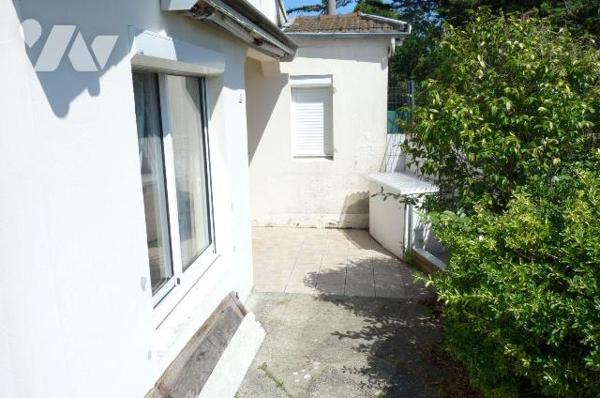A vendre à Saint Pair sur Mer(50), à environ 500 m de la mer, une maison comprenant une cuisine...