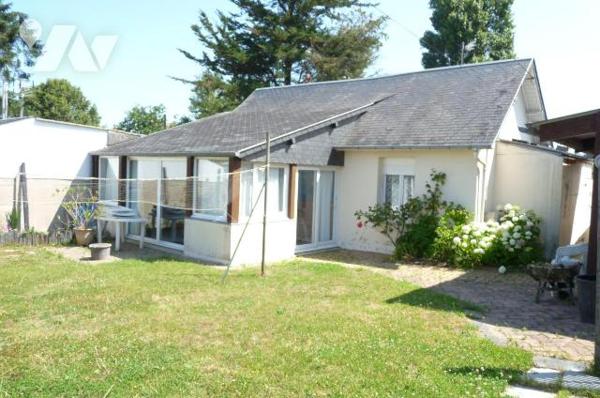 A vendre à Saint Pair sur Mer(50), à environ 500 m de la mer, une maison comprenant une cuisine...