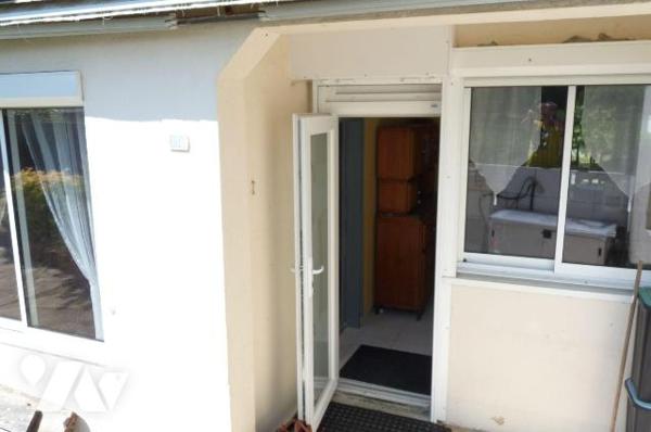 A vendre à Saint Pair sur Mer(50), à environ 500 m de la mer, une maison comprenant une cuisine...