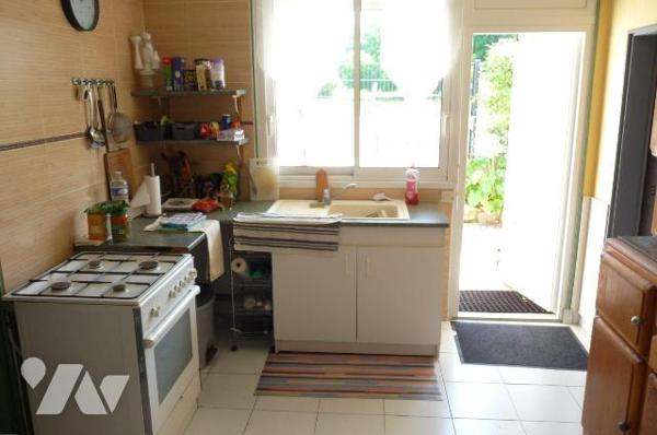 A vendre à Saint Pair sur Mer(50), à environ 500 m de la mer, une maison comprenant une cuisine...