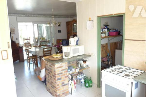 A vendre à Saint Pair sur Mer(50), à environ 500 m de la mer, une maison comprenant une cuisine...
