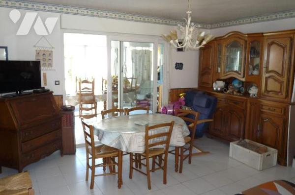 A vendre à Saint Pair sur Mer(50), à environ 500 m de la mer, une maison comprenant une cuisine...