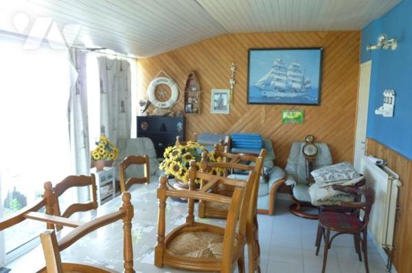 A vendre à Saint Pair sur Mer(50), à environ 500 m de la mer, une maison comprenant une cuisine...