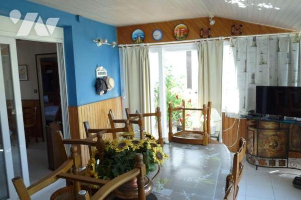 A vendre à Saint Pair sur Mer(50), à environ 500 m de la mer, une maison comprenant une cuisine...