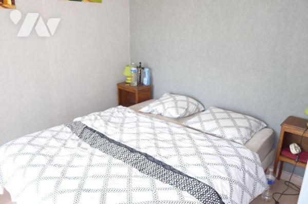 A vendre à Saint Pair sur Mer(50), à environ 500 m de la mer, une maison comprenant une cuisine...