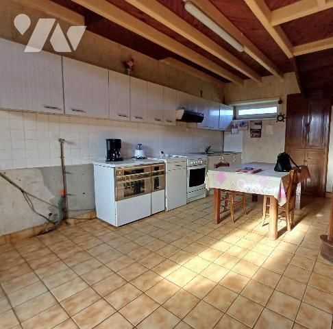 - Maison composée au rez-de-chaussée: Cuisine, d'un salon salle à manger., d'une pièce de vie, ...