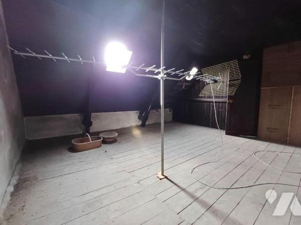 - Maison composée au rez-de-chaussée: Cuisine, d'un salon salle à manger., d'une pièce de vie, ...