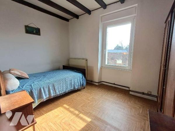 - Maison composée au rez-de-chaussée: Cuisine, d'un salon salle à manger., d'une pièce de vie, ...