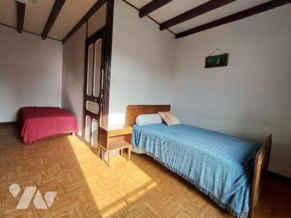 - Maison composée au rez-de-chaussée: Cuisine, d'un salon salle à manger., d'une pièce de vie, ...