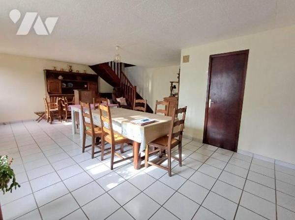 - Maison composée au rez-de-chaussée: Cuisine, d'un salon salle à manger., d'une pièce de vie, ...