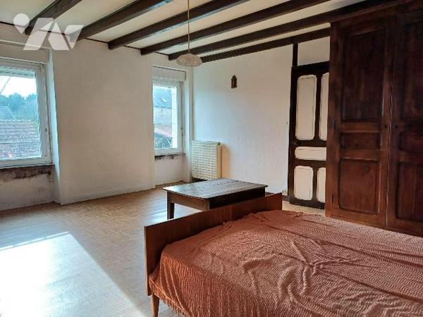 - Maison composée au rez-de-chaussée: Cuisine, d'un salon salle à manger., d'une pièce de vie, ...