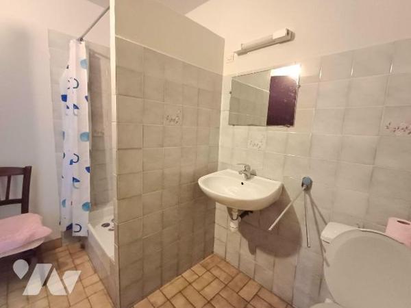 - Maison composée au rez-de-chaussée: Cuisine, d'un salon salle à manger., d'une pièce de vie, ...