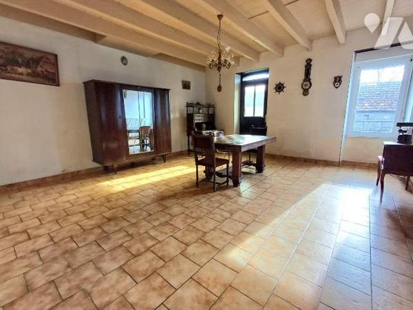 - Maison composée au rez-de-chaussée: Cuisine, d'un salon salle à manger., d'une pièce de vie, ...