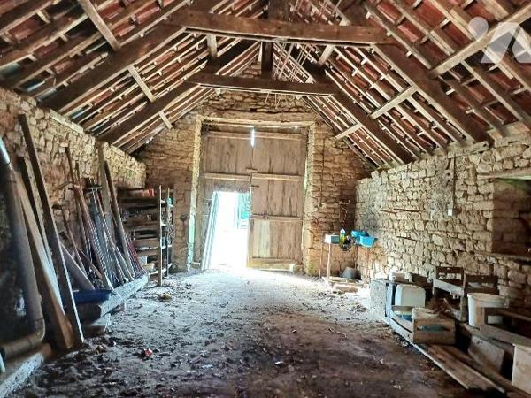 - Maison composée au rez-de-chaussée: Cuisine, d'un salon salle à manger., d'une pièce de vie, ...