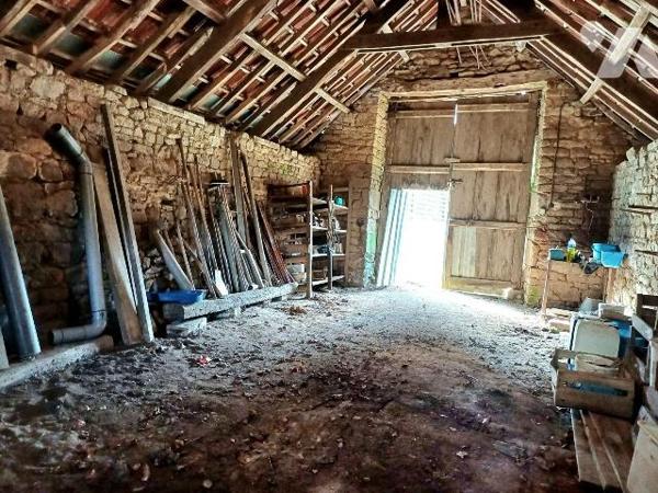 - Maison composée au rez-de-chaussée: Cuisine, d'un salon salle à manger., d'une pièce de vie, ...