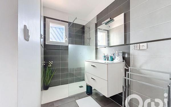 Maison à vendre    4 pièces •  Théza