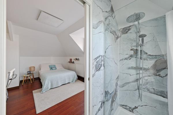 Villa d’architecte rouge brique au coeur de Marne la Vallée